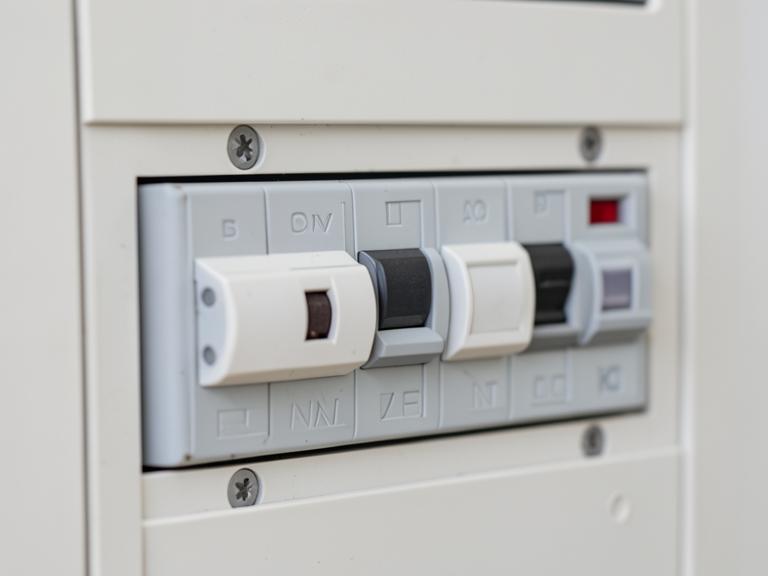 Rozdzielnica elektryczna z wyłączonym bezpiecznikiem