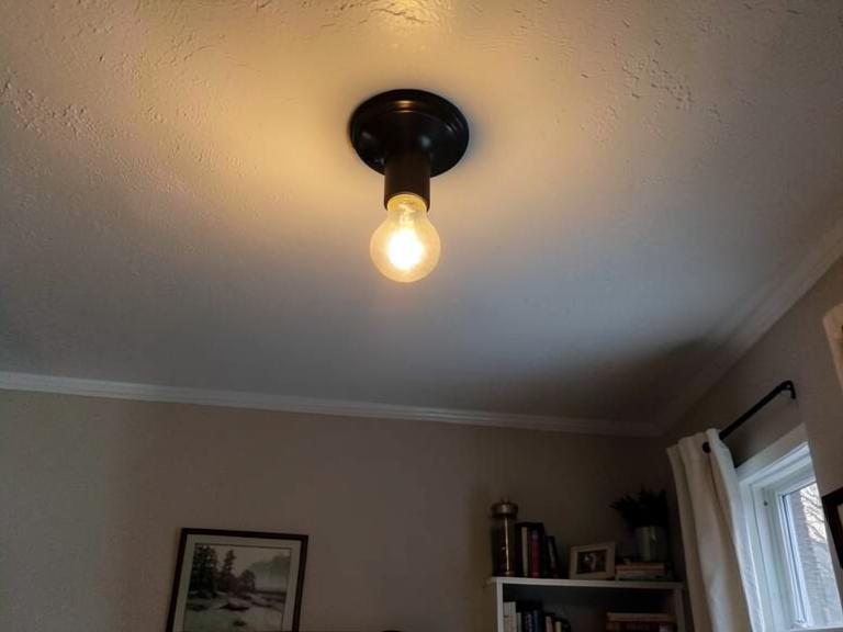 Lampa sufitowa ze słabo świecącą żarówką